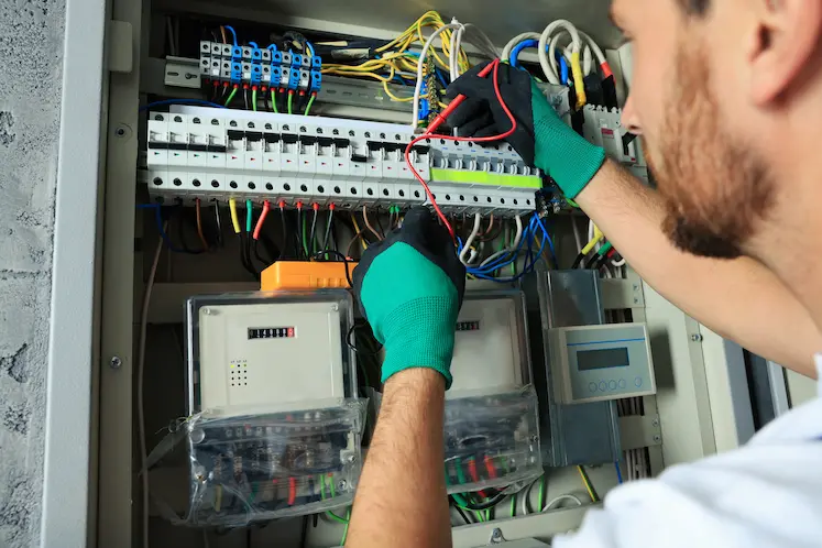 Tecnico che individua la causa di un corto circuito
